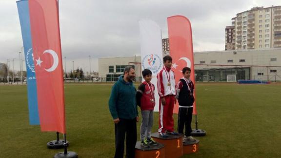 Kayseride yapılan atletizmi geliştirme projesi bölge müsabakalarında 1500 metrede Tufanbeyli Ortaokulu öğrencisi Yavuzhan Karadoğaner 1. geldi.