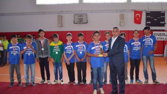 Tufanbeyli İlçe Milli Eğitim Müdürlüğümüzün düzenlemiş olduğu okullar arası futbol, voleybol ve masa tenisi turnuvalarında dereceye giren öğrencilere ödülleri takdim edildi.