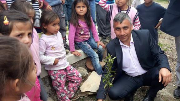 Pekmezli Köyü İlk / Ortaokulu´nun okul bahçesine fidan dikme programı