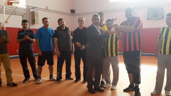 Tufanbeyli okullar arası öğretmenler voleybol turnuvasının final maçı